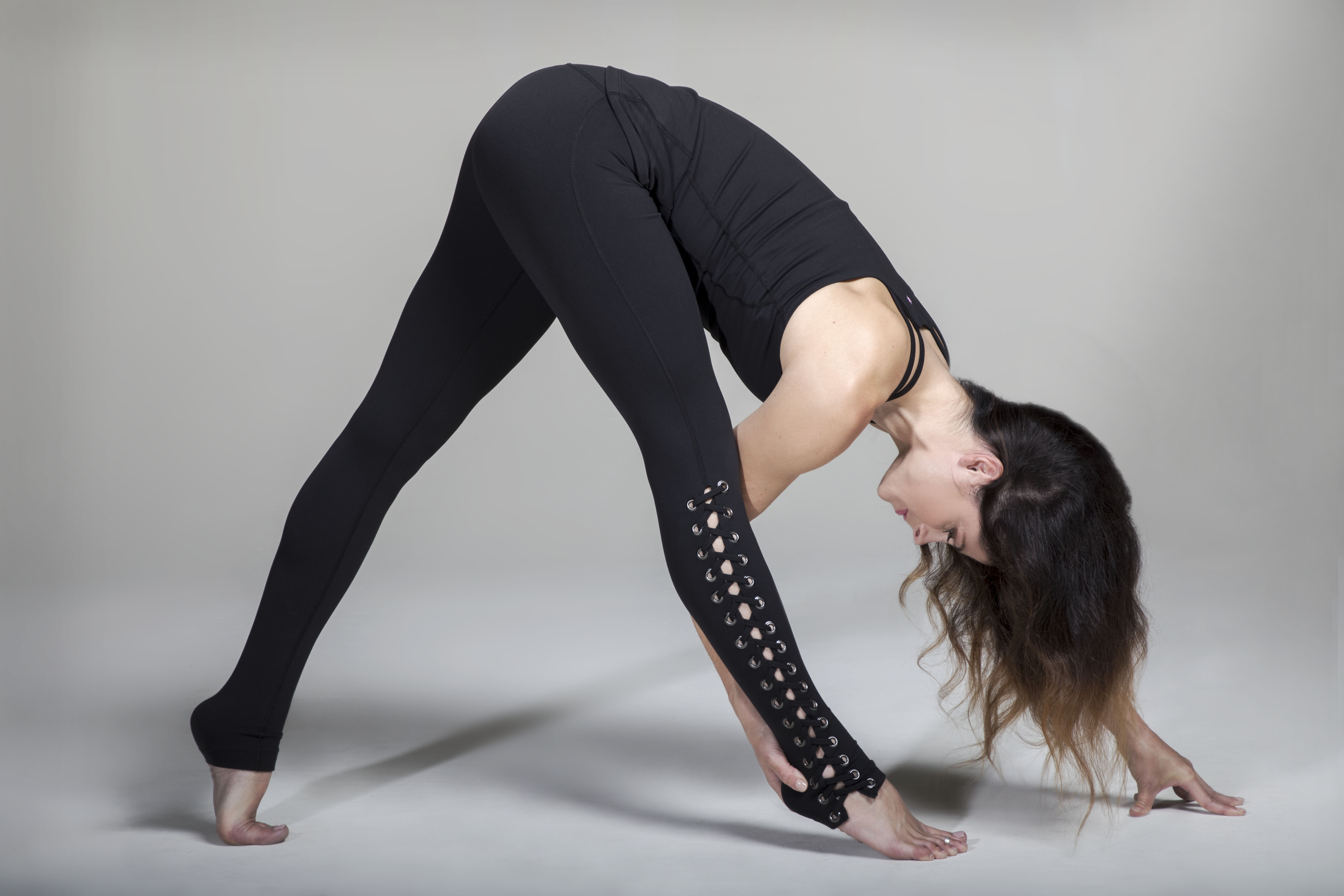 Romance Grommet Yoga Legging in Black